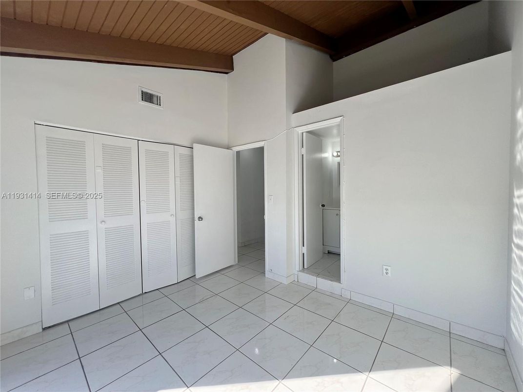 Empty room, Interior, Marble, Wooden Beams, Wooden Ceilings