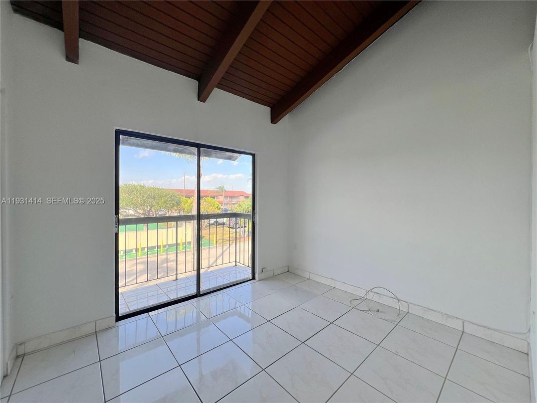 Empty room, Interior, Wooden Beams, Wooden Ceilings