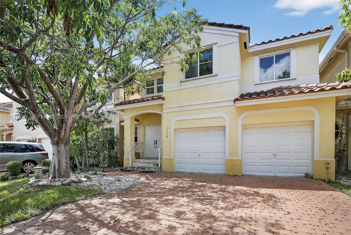 Attached, Exterior, Facade, Mediterranean