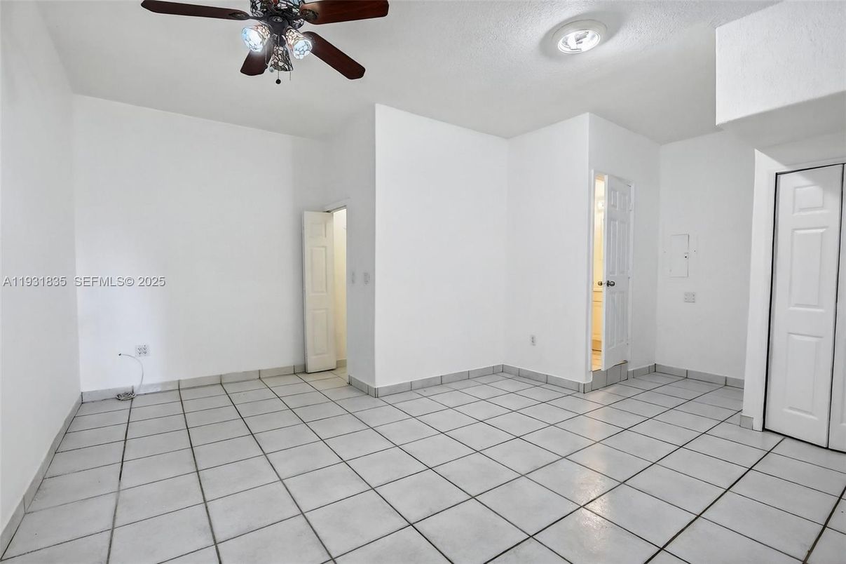 Empty room, Interior