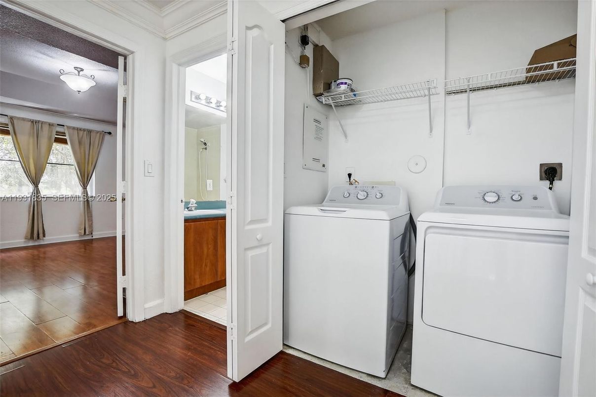 Interior, Utility Closets, Washer, Wood Texture Flooring