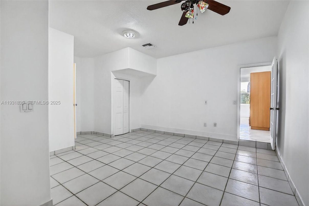 Empty room, Interior