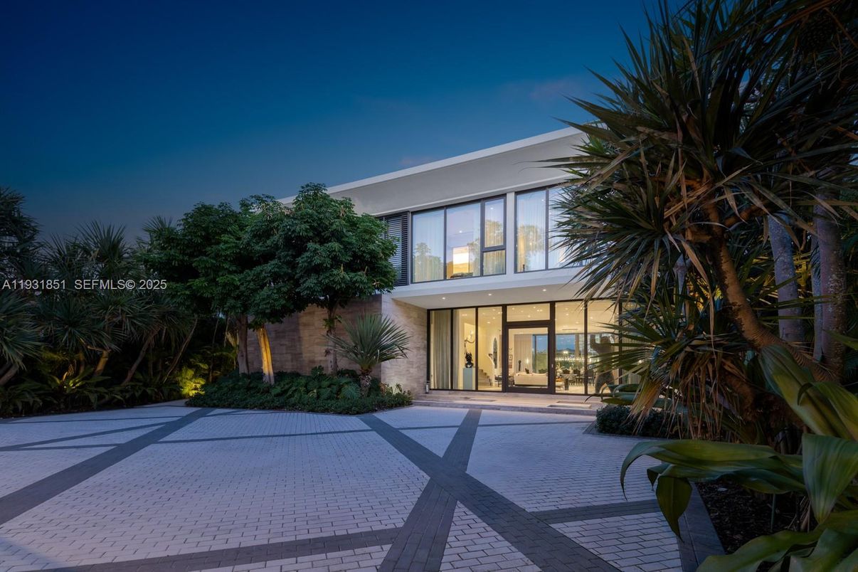 Exterior, Facade, Modern