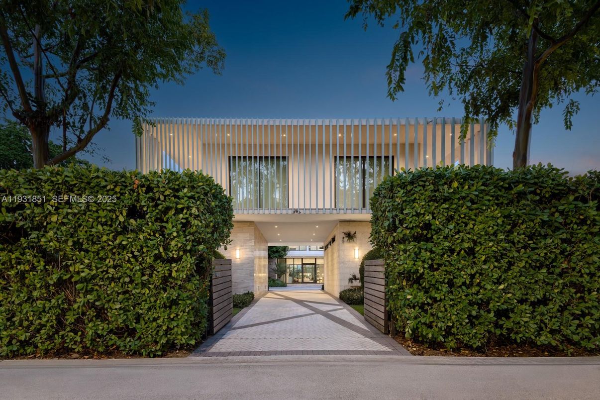 Exterior, Facade, Modern