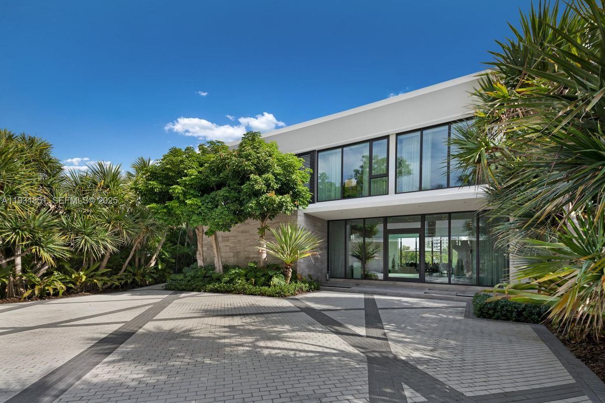 Exterior, Facade, Modern