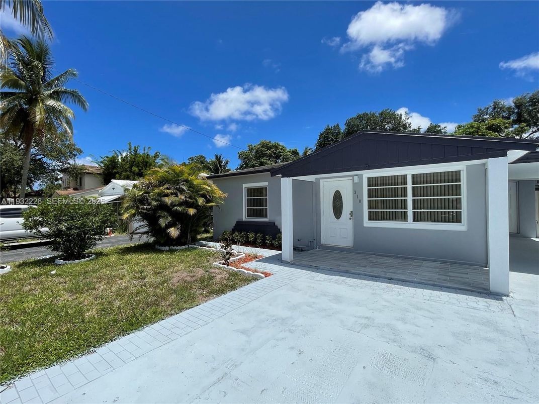 Backyard, Exterior, Facade, Ranch