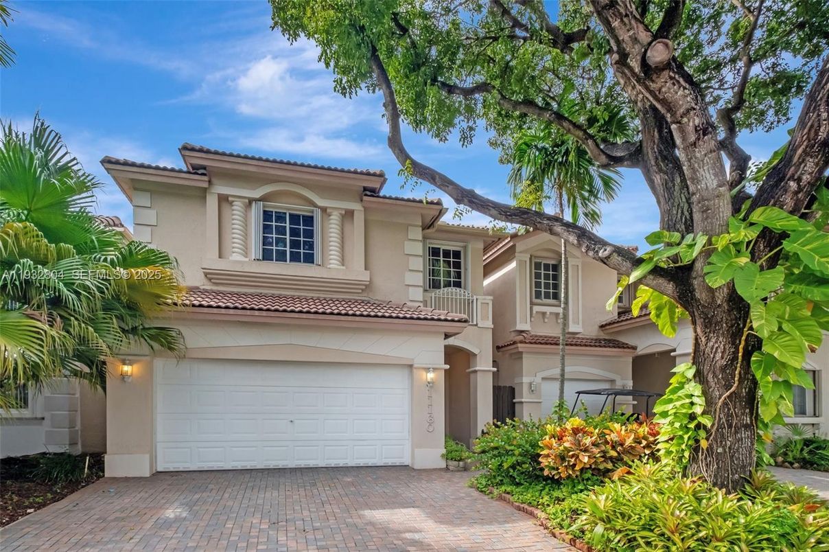 Attached, Exterior, Facade, Mediterranean