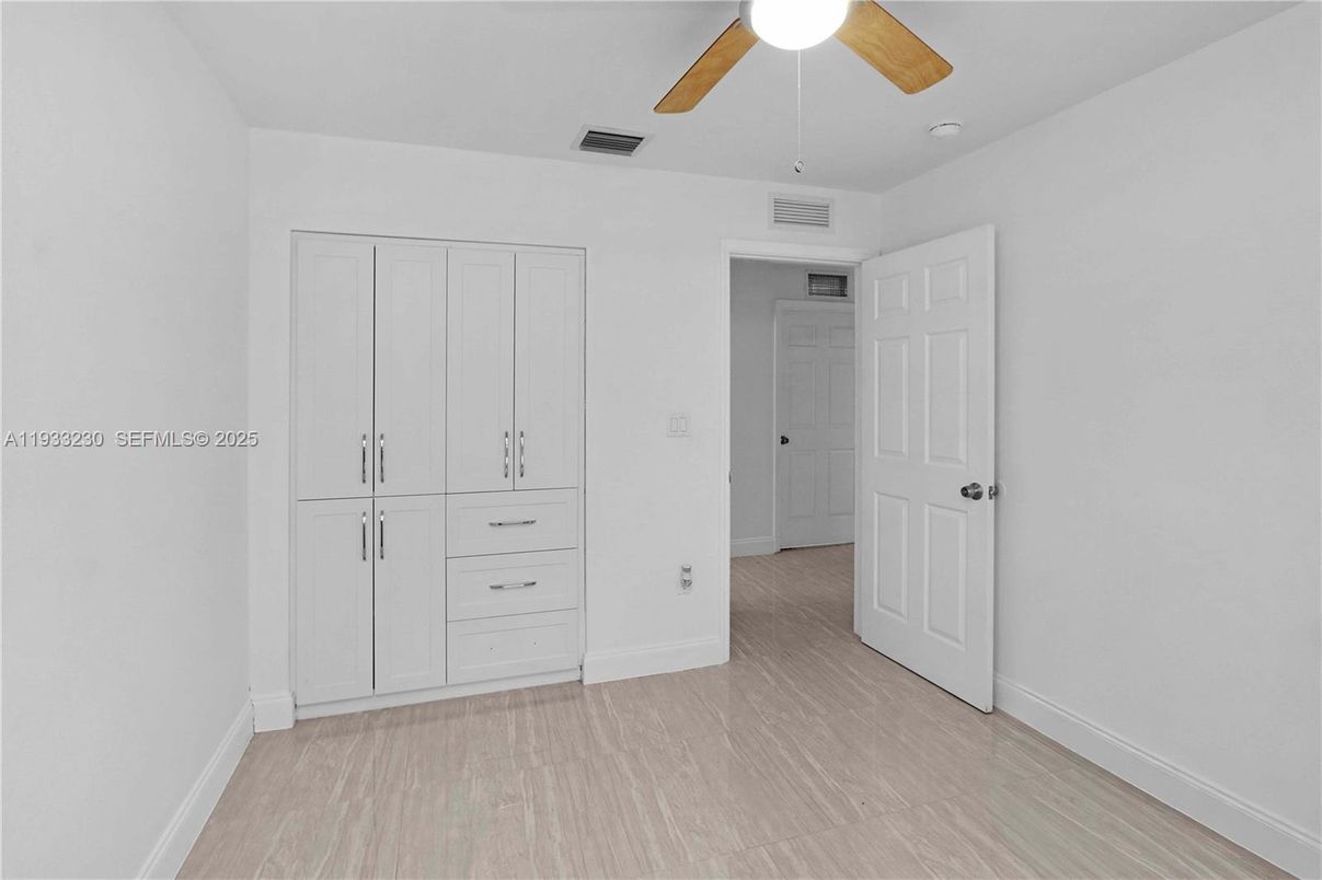 Empty room, Interior