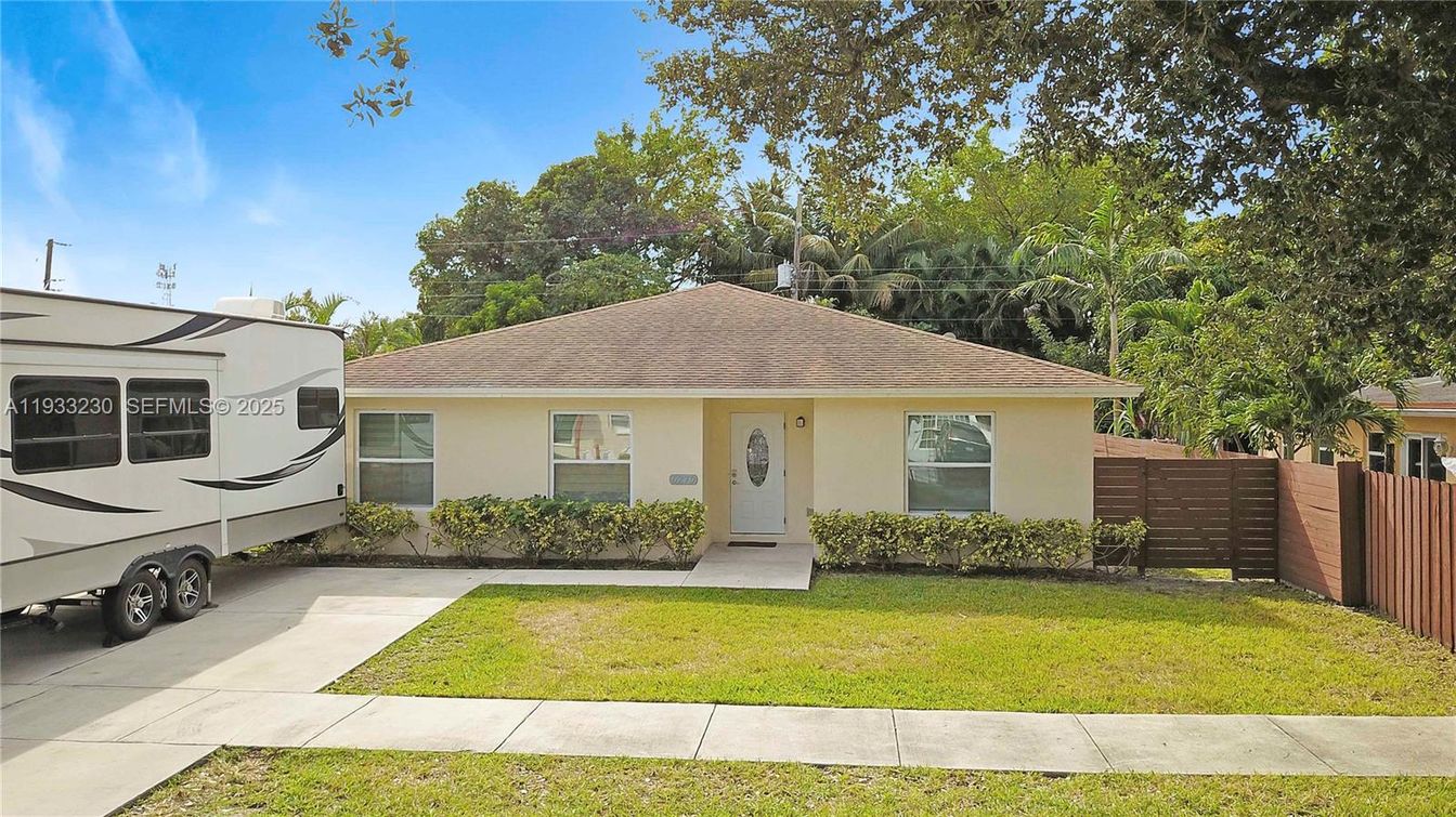 Backyard, Exterior, Facade, Ranch