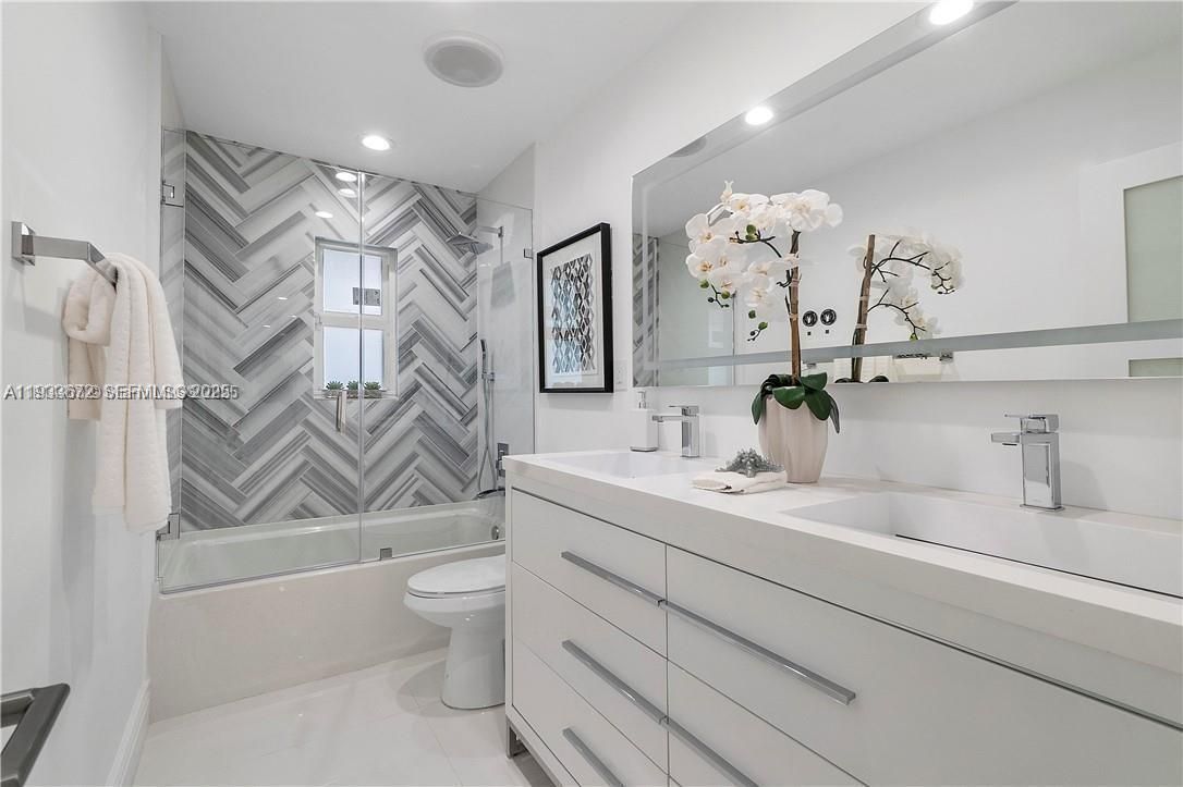 Bathroom, Dual Sink Vanities, Interior, Recessed Lighting