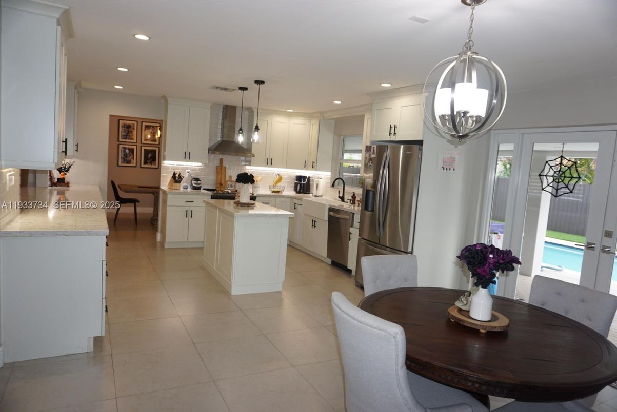 Dining room, Interior, Kitchen, Pendant Lights, Recessed Lighting, Stainless Steel Appliances