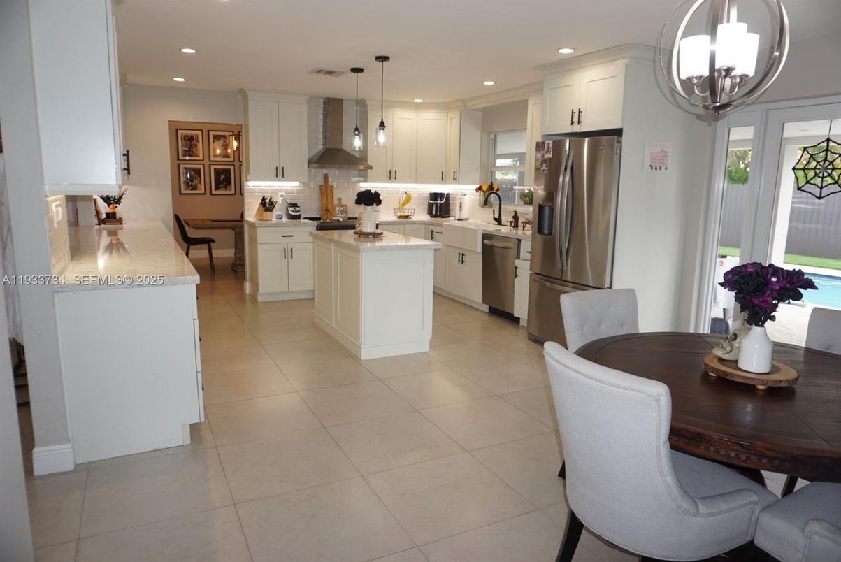 Dining room, Interior, Kitchen, Pendant Lights, Recessed Lighting, Stainless Steel Appliances