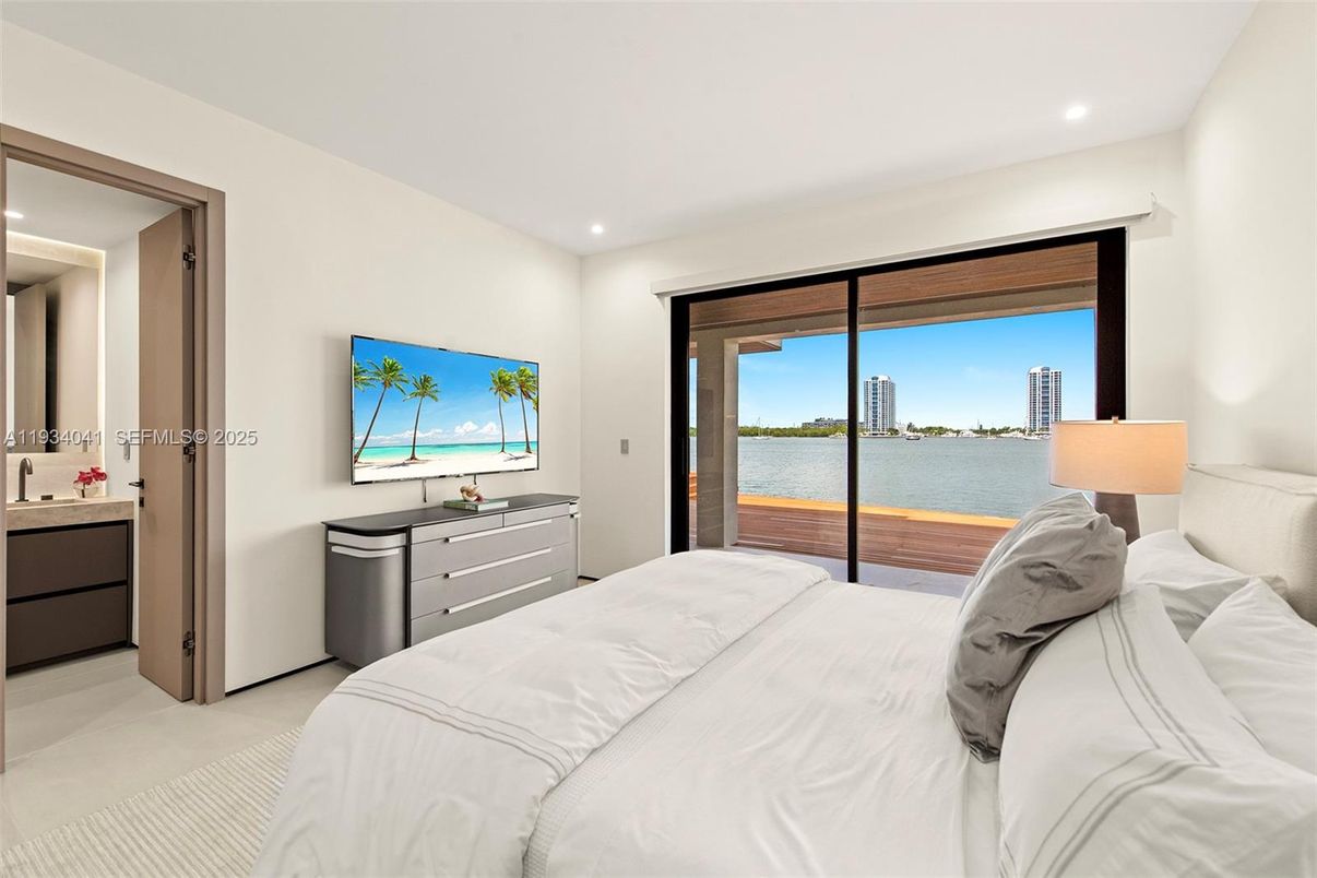 Bedroom, Interior, Recessed Lighting, Water