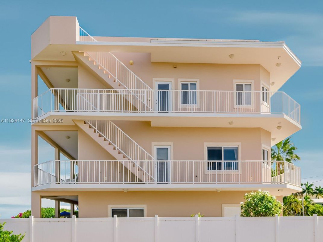 Exterior, Facade, Modern