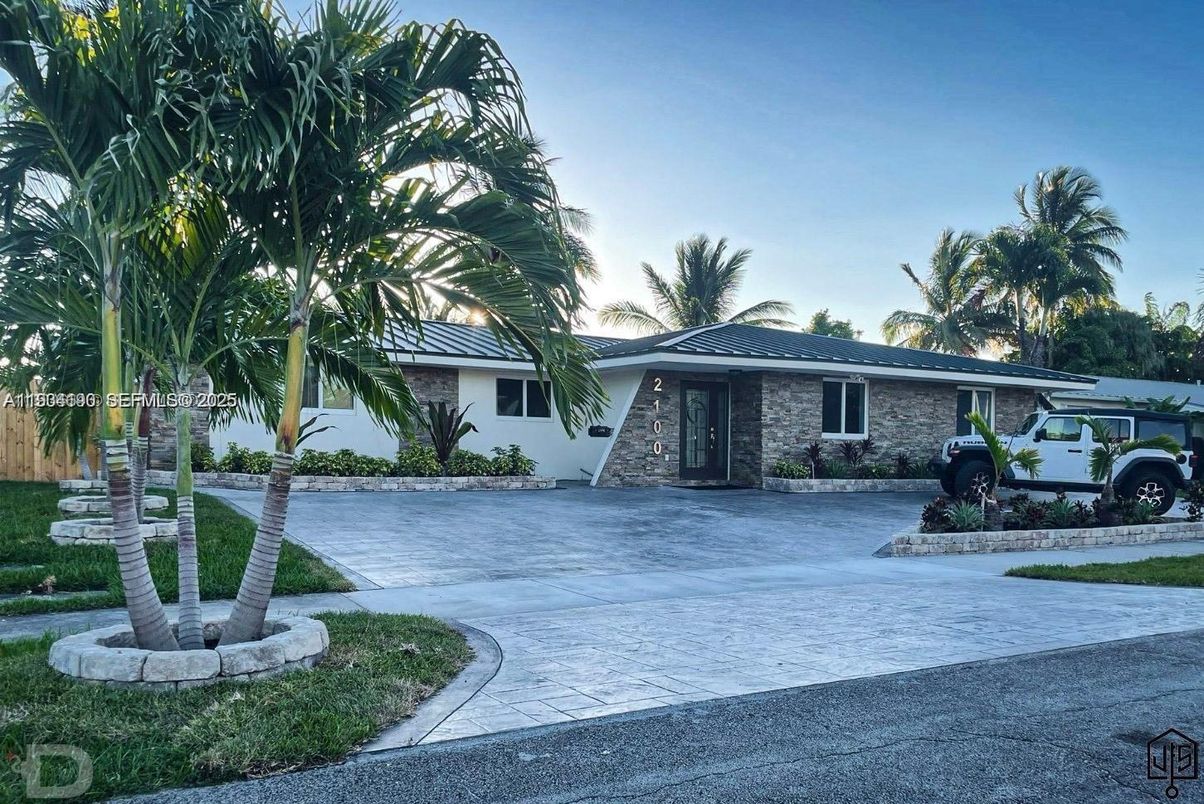 Backyard, Exterior, Facade, Ranch