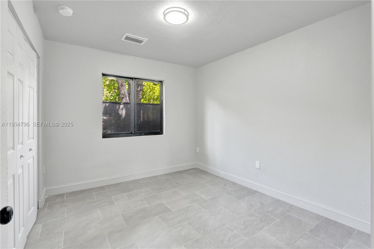 Empty room, Interior