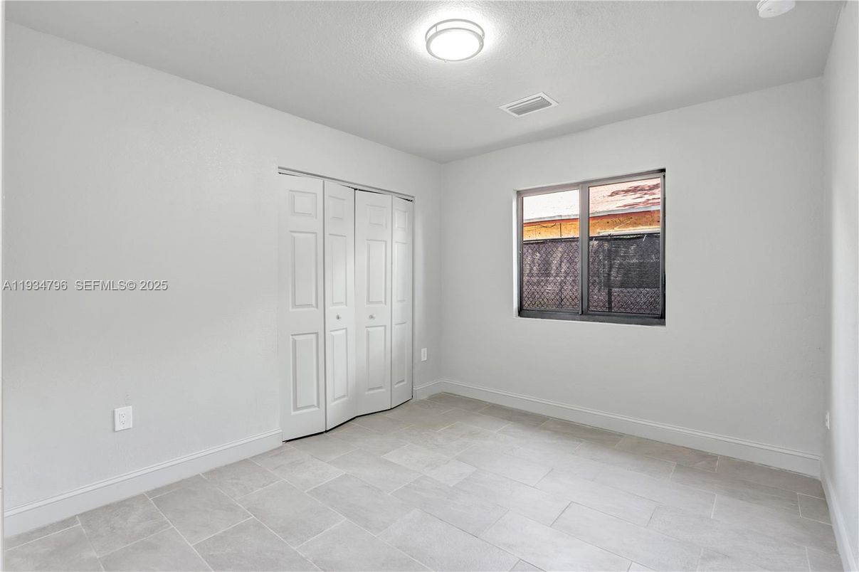 Empty room, Interior