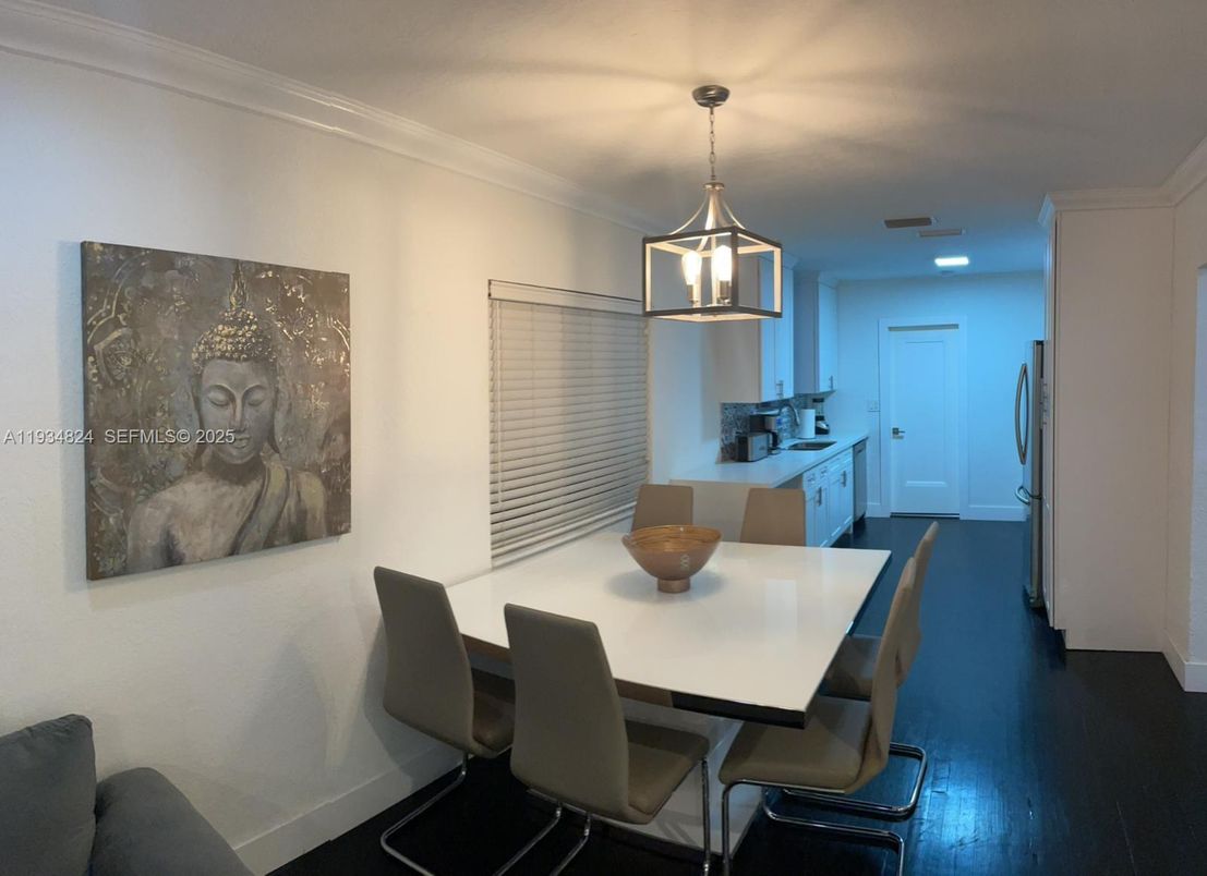 Dining room, Interior, Kitchen, Pendant Lights, Recessed Lighting, Wood Texture Flooring