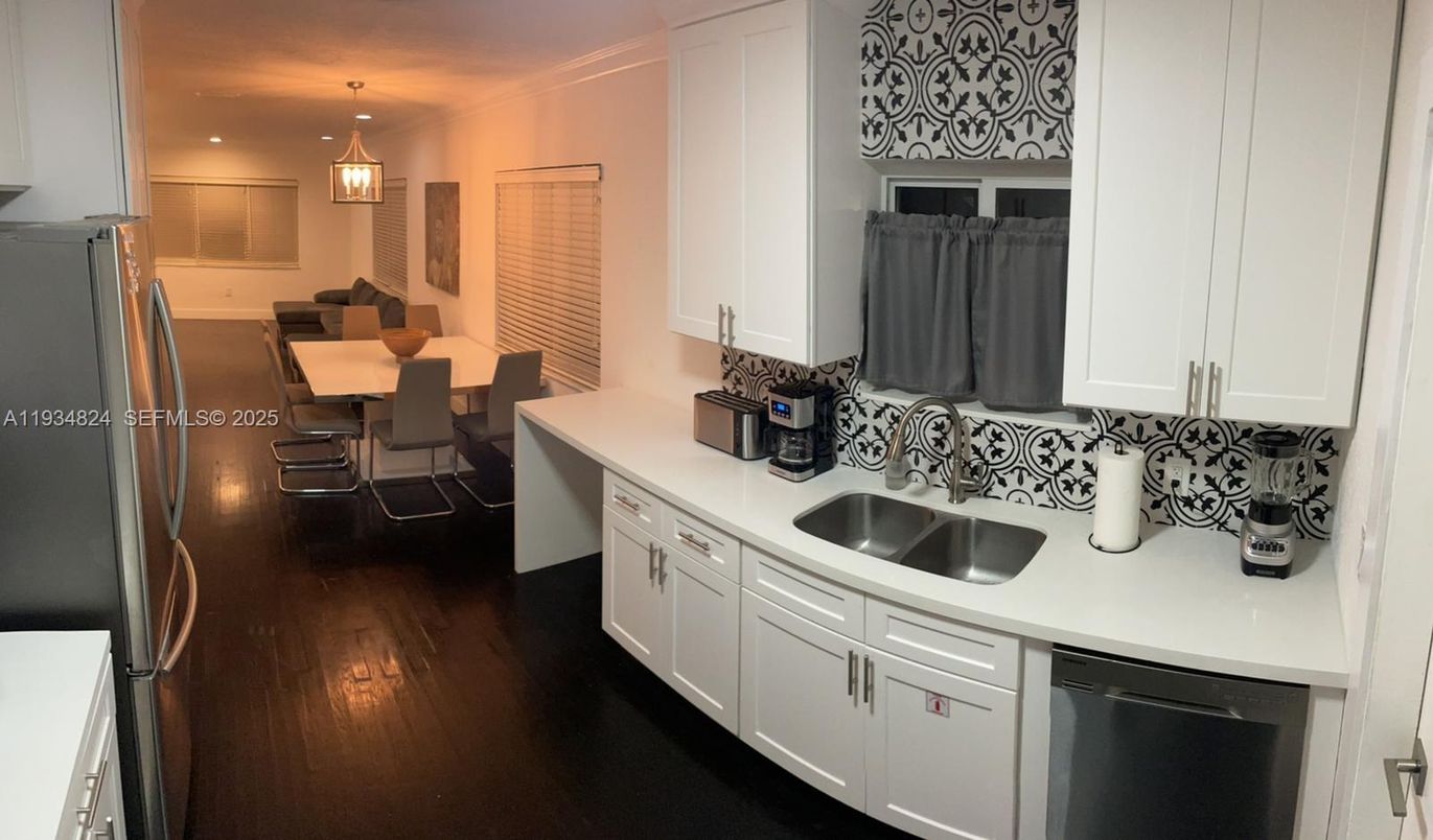 Dining room, Interior, Kitchen, Pendant Lights, Recessed Lighting, Wood Texture Flooring