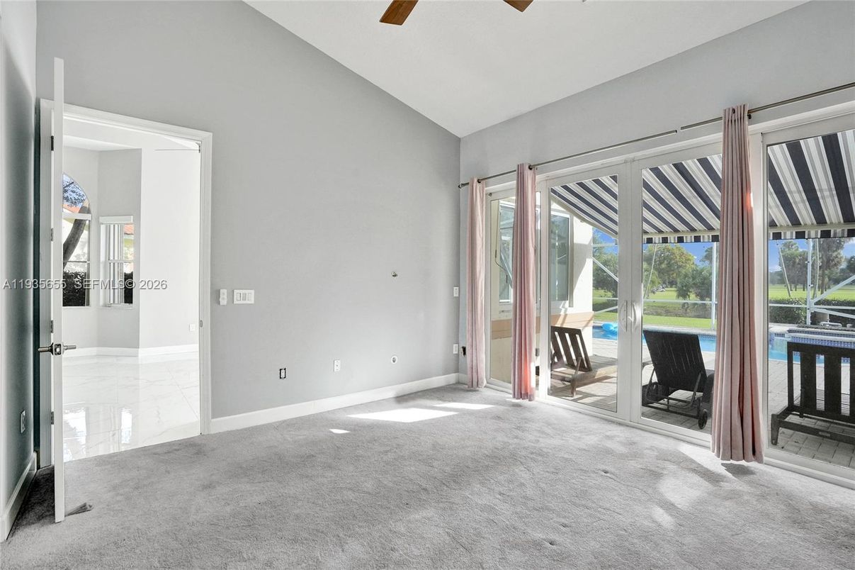 Empty room, Interior