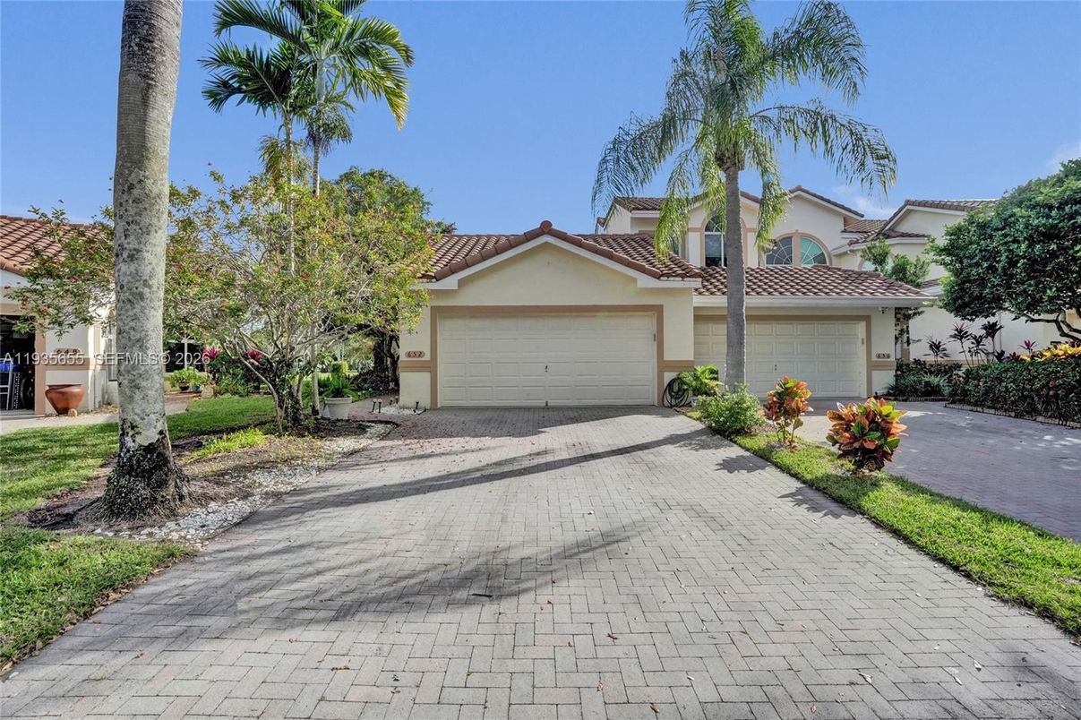 Attached, Exterior, Facade, Mediterranean