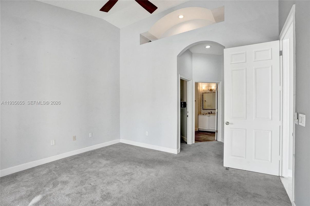 Empty room, Interior, Recessed Lighting
