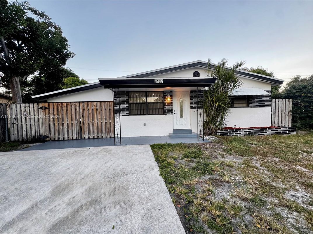 Backyard, Exterior, Facade, Modern