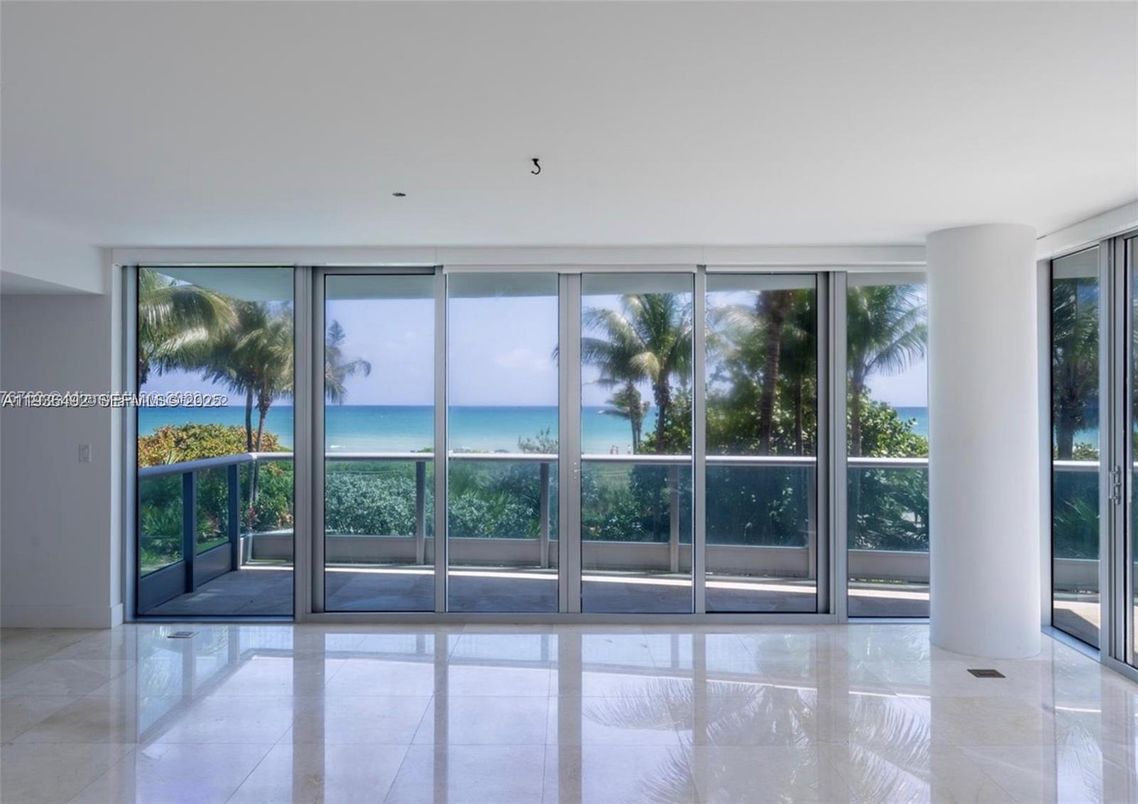 Empty room, Interior, Water