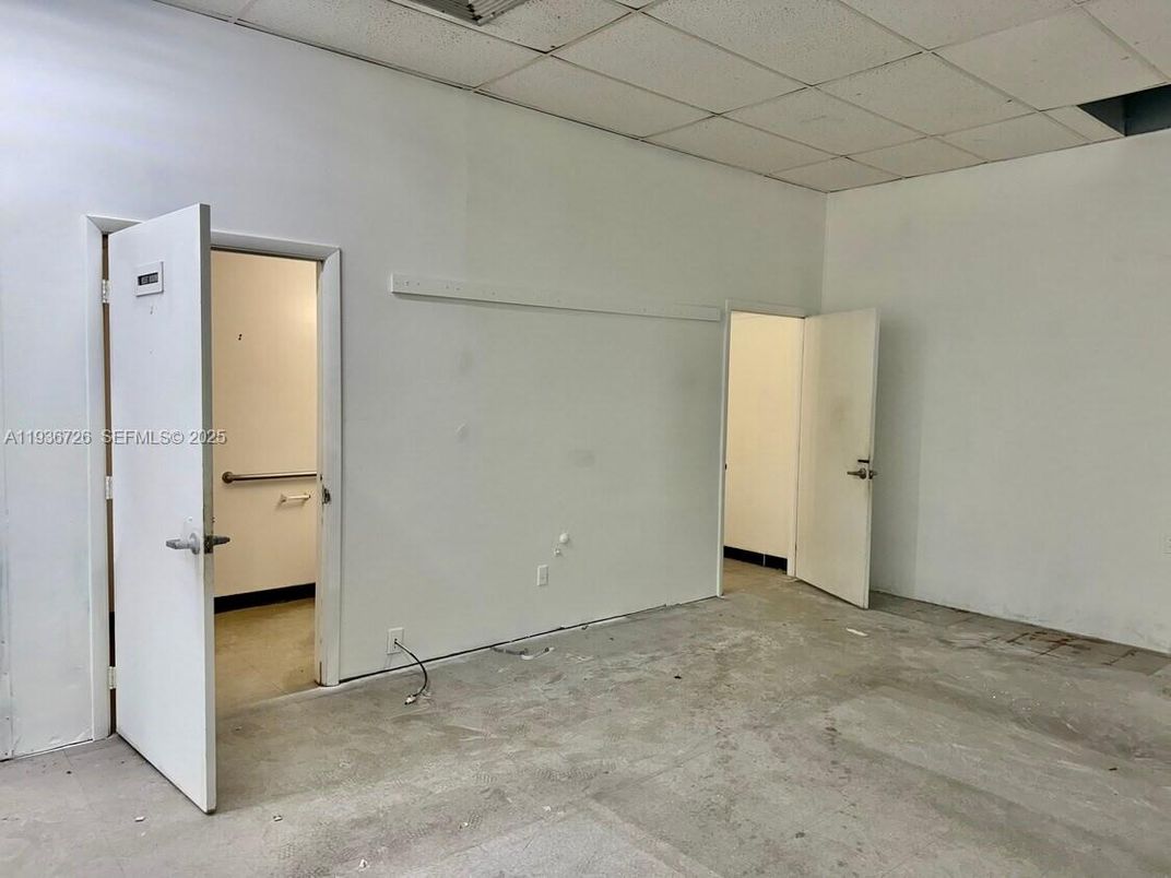 Empty room, Interior