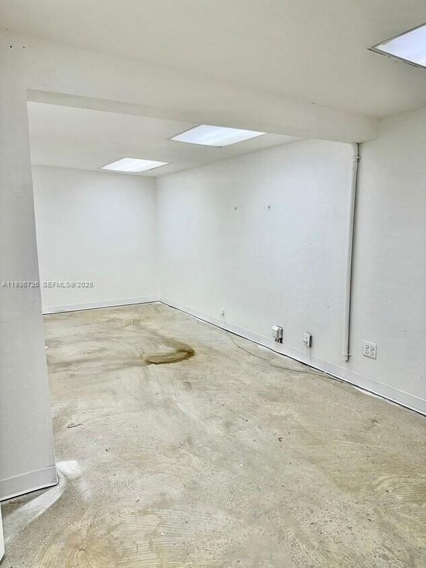 Empty room, Interior