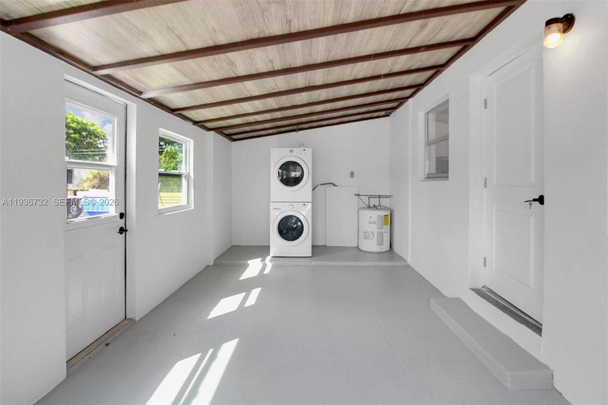 Interior, Washer, Wooden Beams