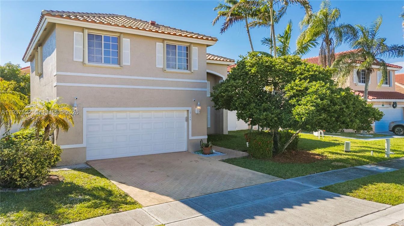 Attached, Exterior, Facade, Mediterranean