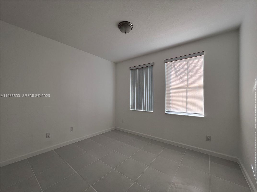 Empty room, Interior