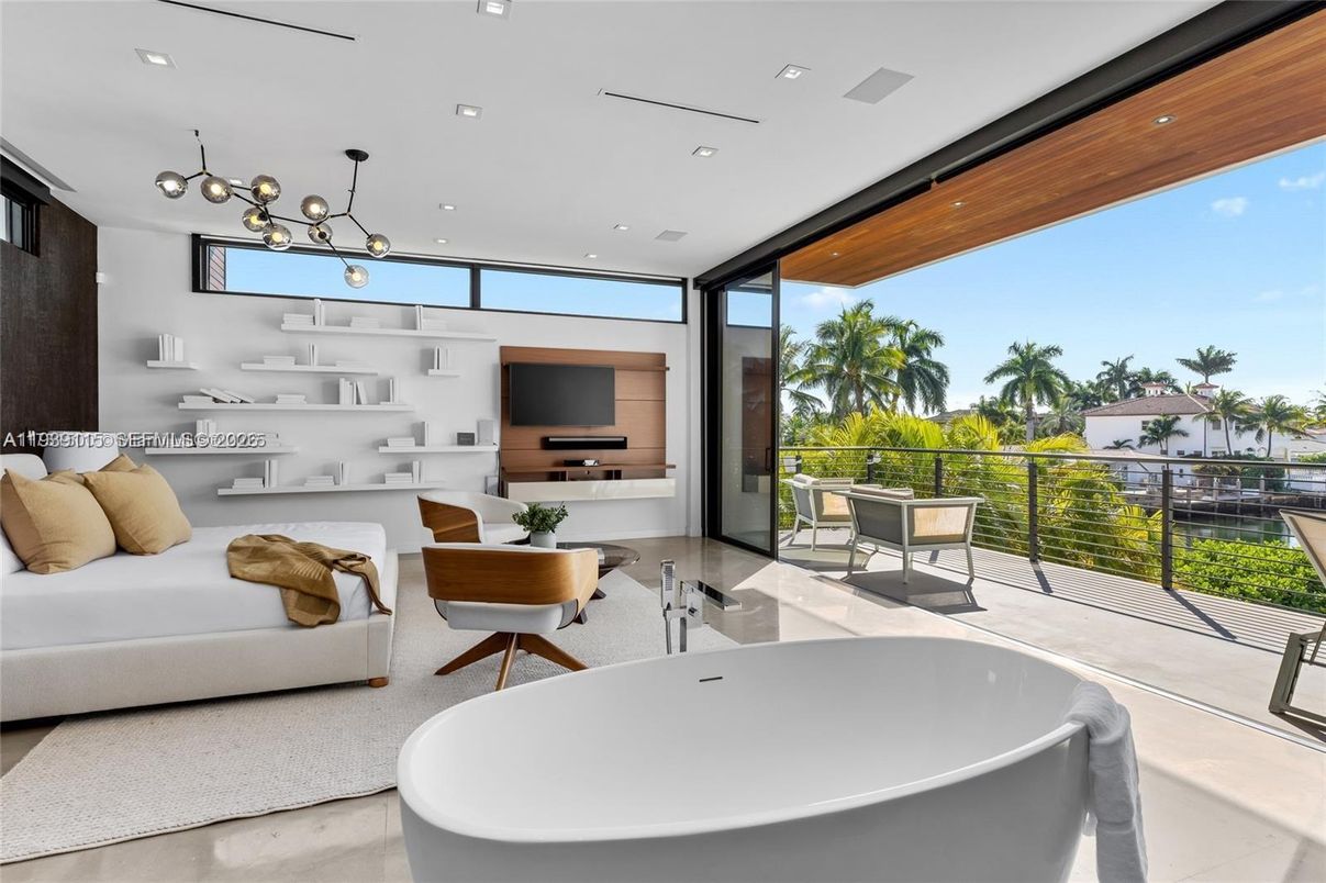 Bathroom, Free Standing Baths, Interior, Pendant Lights, Recessed Lighting