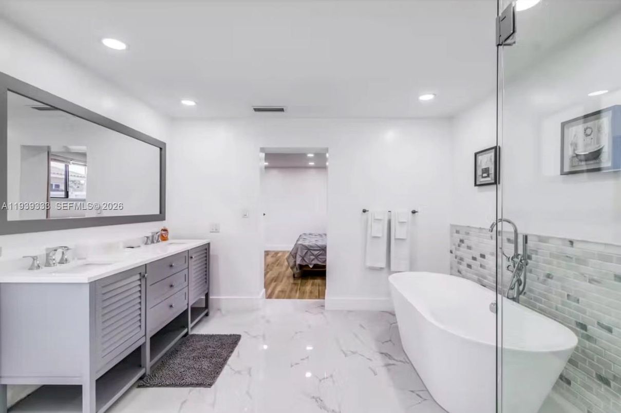 Bathroom, Dual Sink Vanities, Free Standing Baths, Interior, Marble, Recessed Lighting