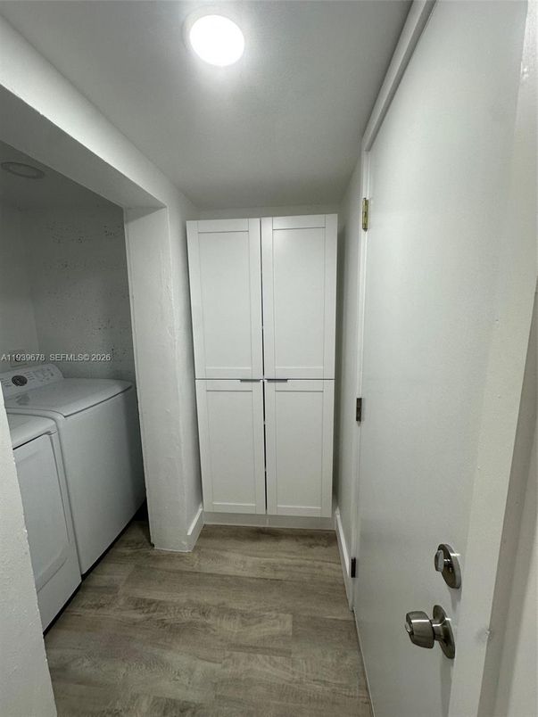 Interior, Recessed Lighting, Washer, Wood Texture Flooring