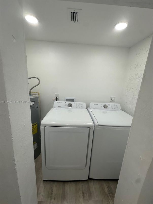 Interior, Recessed Lighting, Washer, Wood Texture Flooring