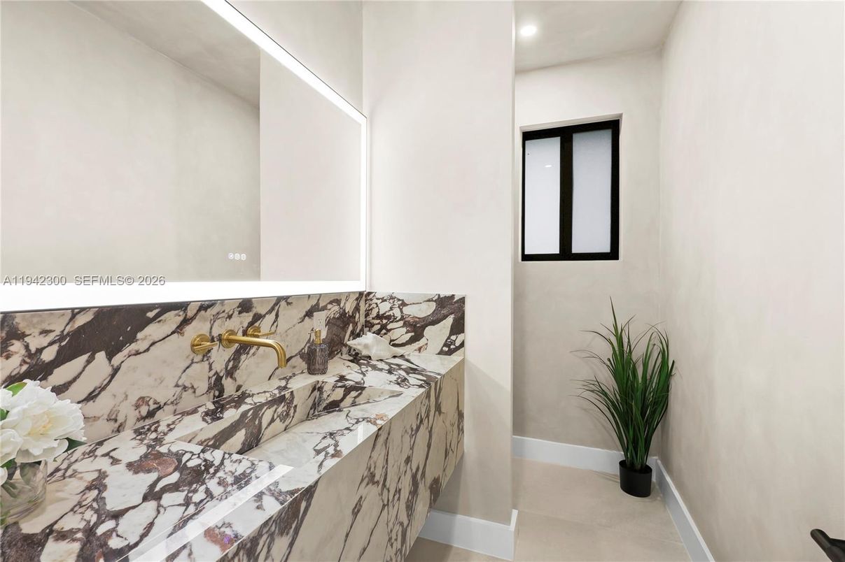 Bathroom, Interior, Recessed Lighting