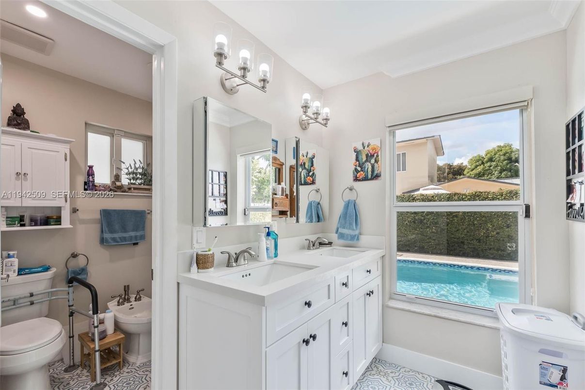 Bathroom, Dual Sink Vanities, Interior, Recessed Lighting