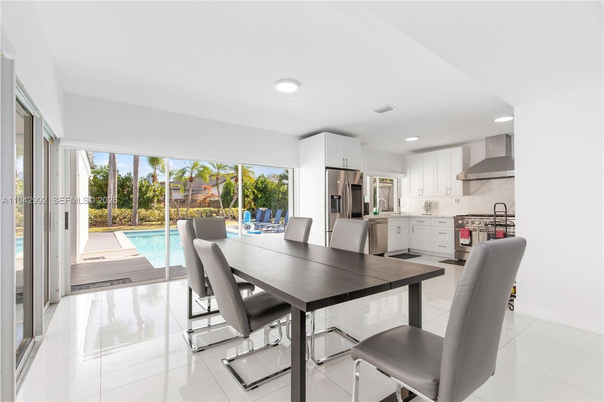 Dining room, Interior, Kitchen, Recessed Lighting, Stainless Steel Appliances