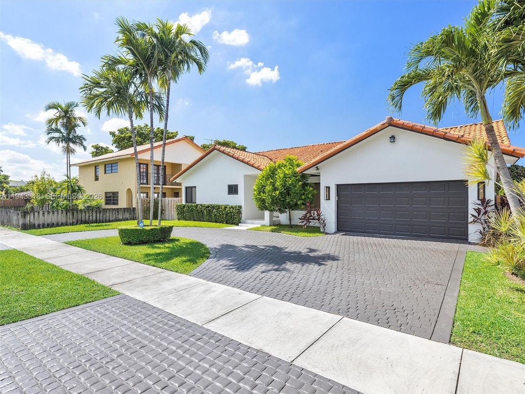 Attached, Exterior, Facade, Spanish Mediterranean