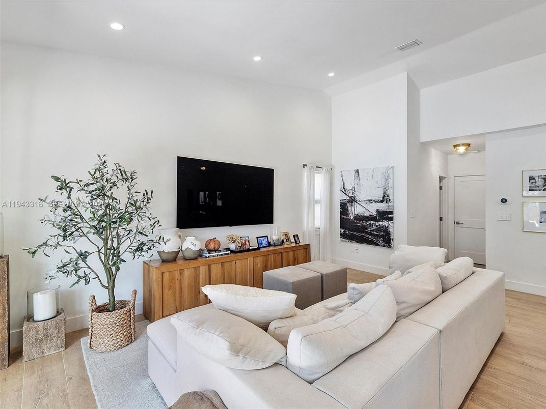 Interior, Living room, Recessed Lighting, Wood Texture Flooring