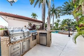 Exterior, Outdoor Kitchen, Pool