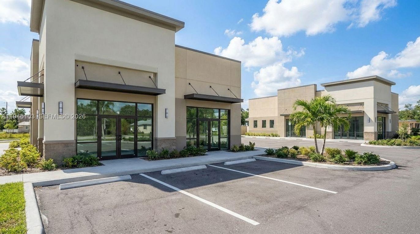 Exterior, Facade, Modern