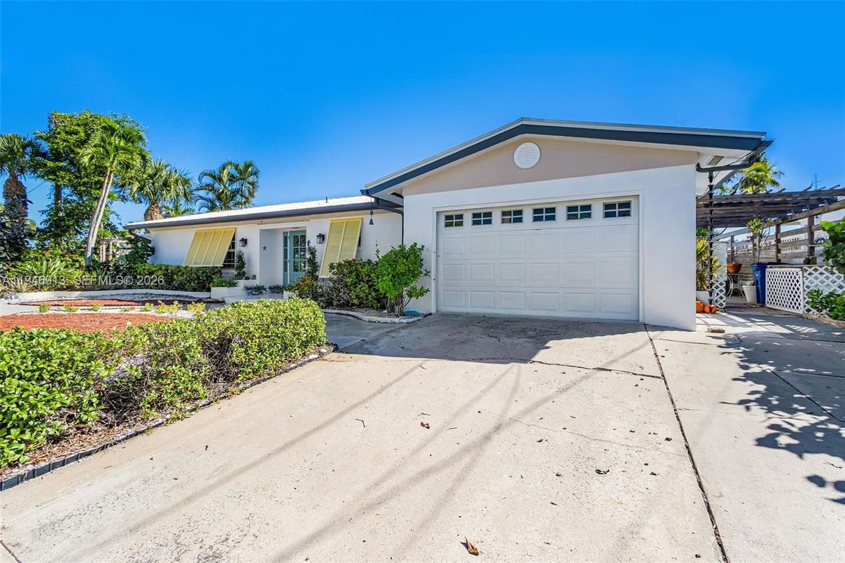 Attached, Exterior, Facade, Ranch