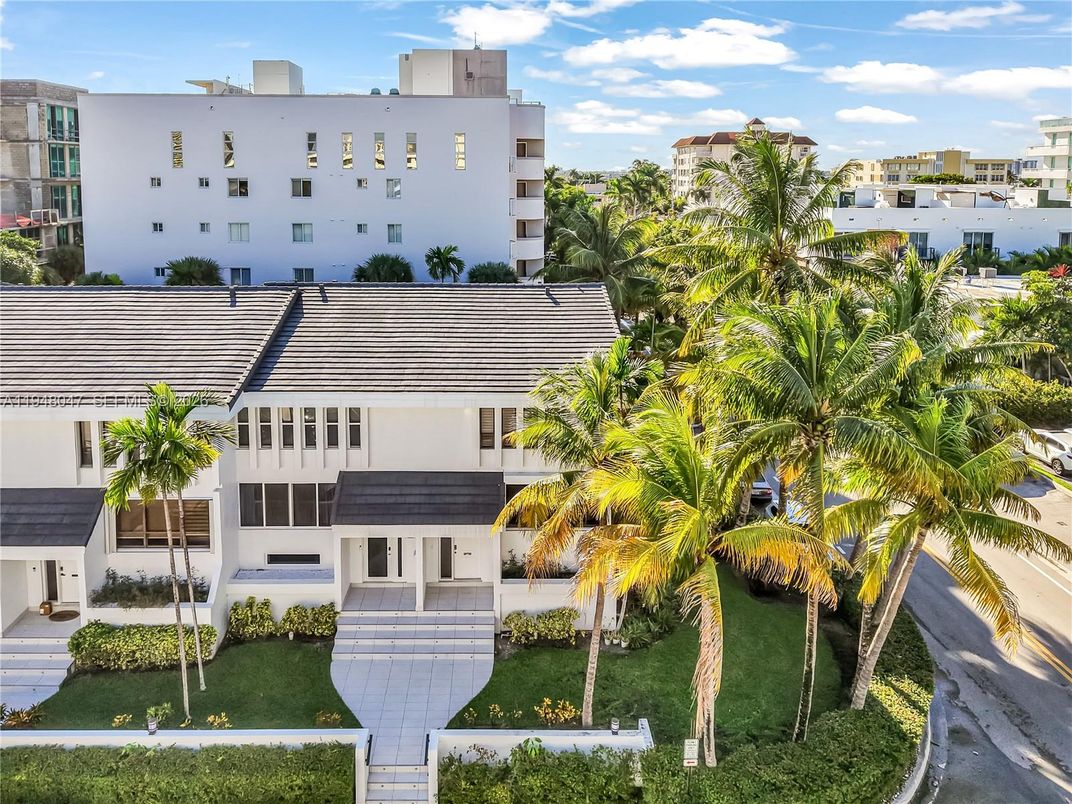 Exterior, Facade, Modern