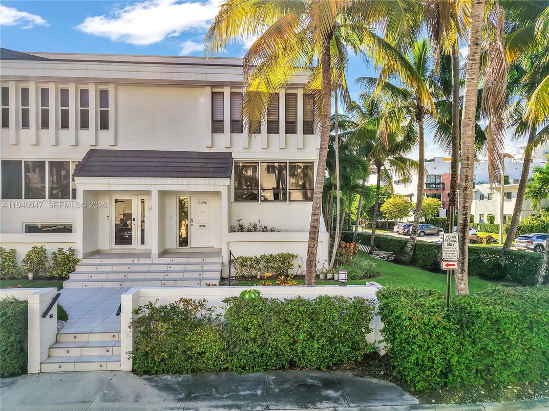 Exterior, Facade, Modern