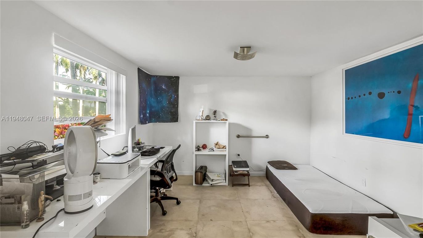 Home Office, Interior