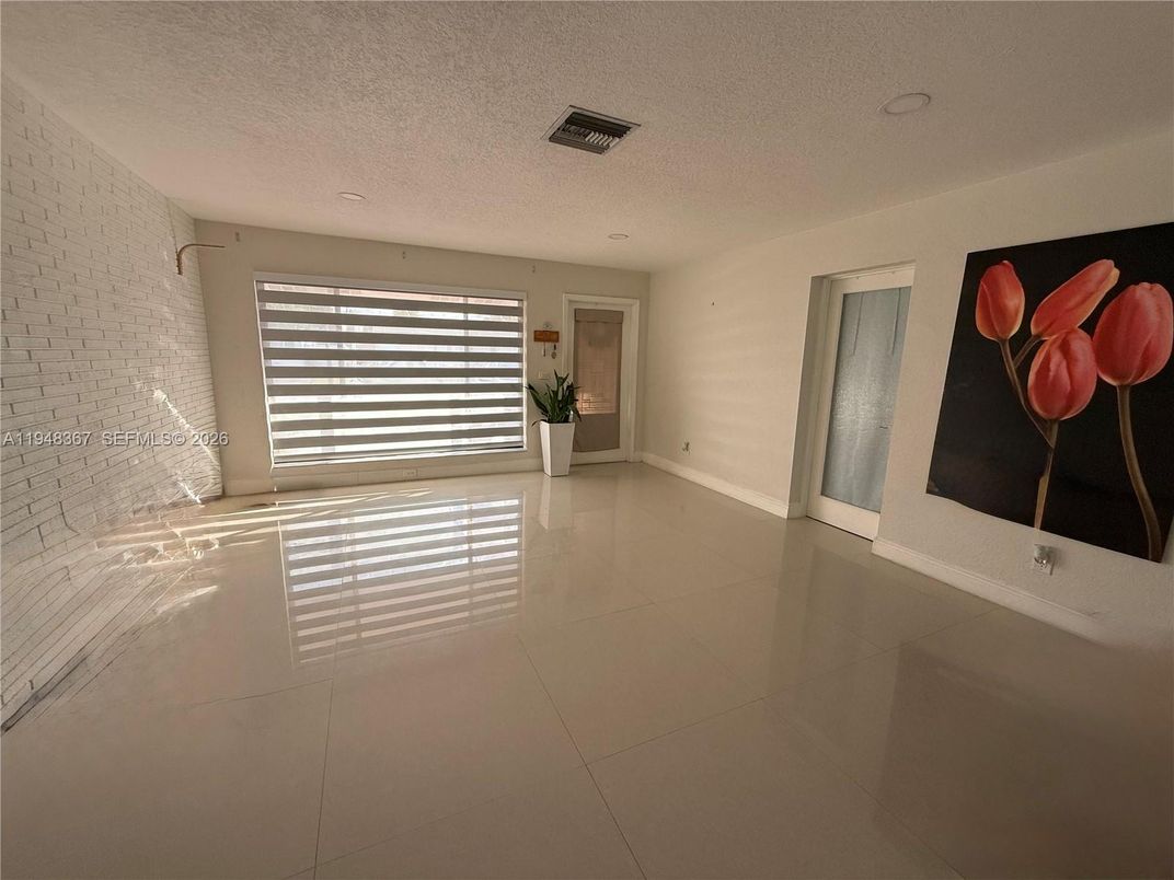 Empty room, Interior