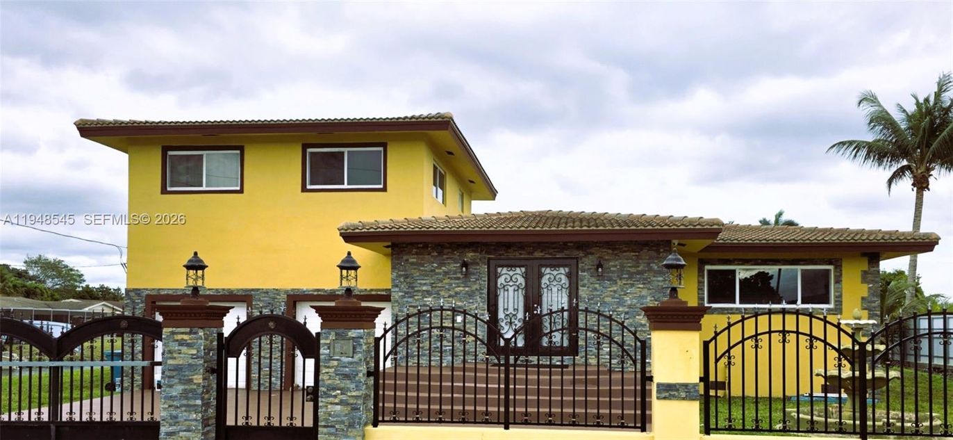 Exterior, Facade, Mediterranean